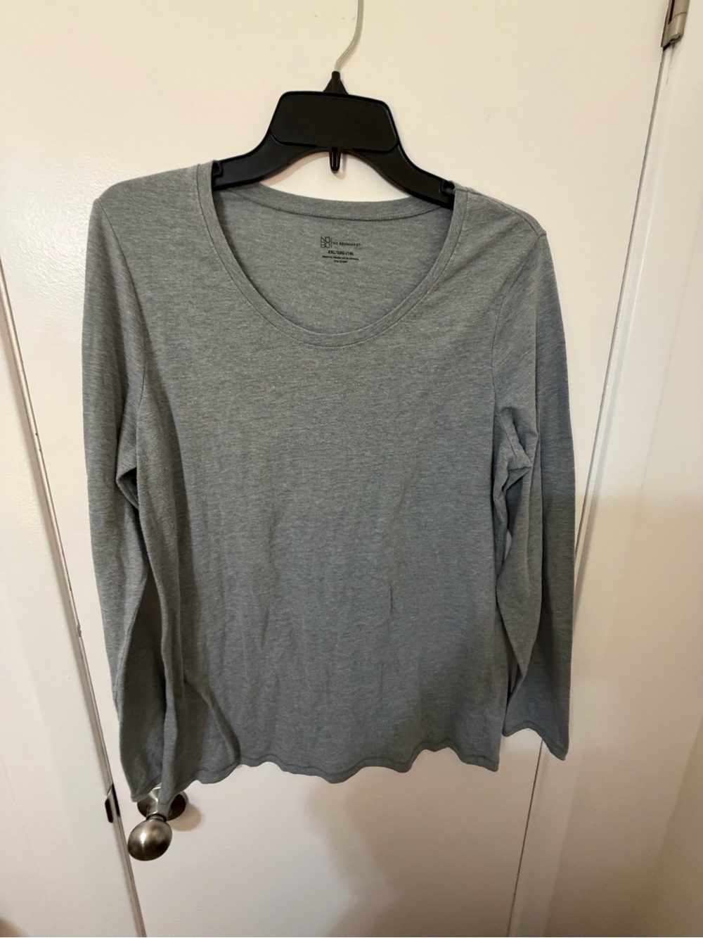 No Boundaries Women's Long Sleeve Scoop Neck Top - Light Gray